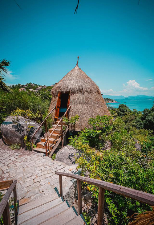 Lều tổ chim và nhà hang đá bên bờ vịnh Cam Ranh