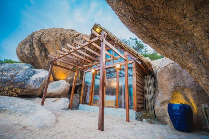 Lều tổ chim và nhà hang đá bên bờ vịnh Cam Ranh